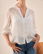 Camisa Blanca con Textura Rayada y Detalles Brillantes - Blanco