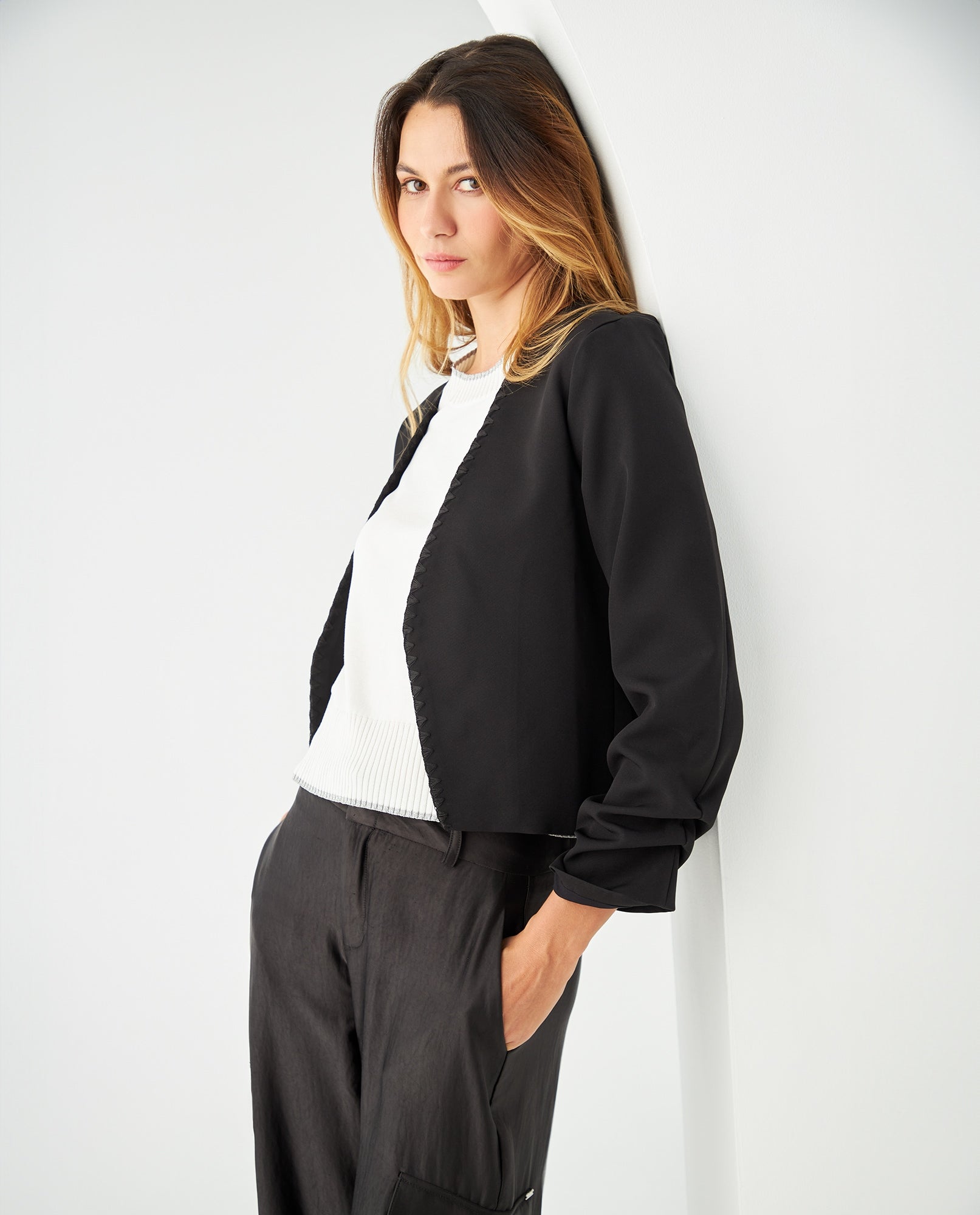 Blazer con detalles bordados para mujer - Negro 34_421F020_NEG193909_0