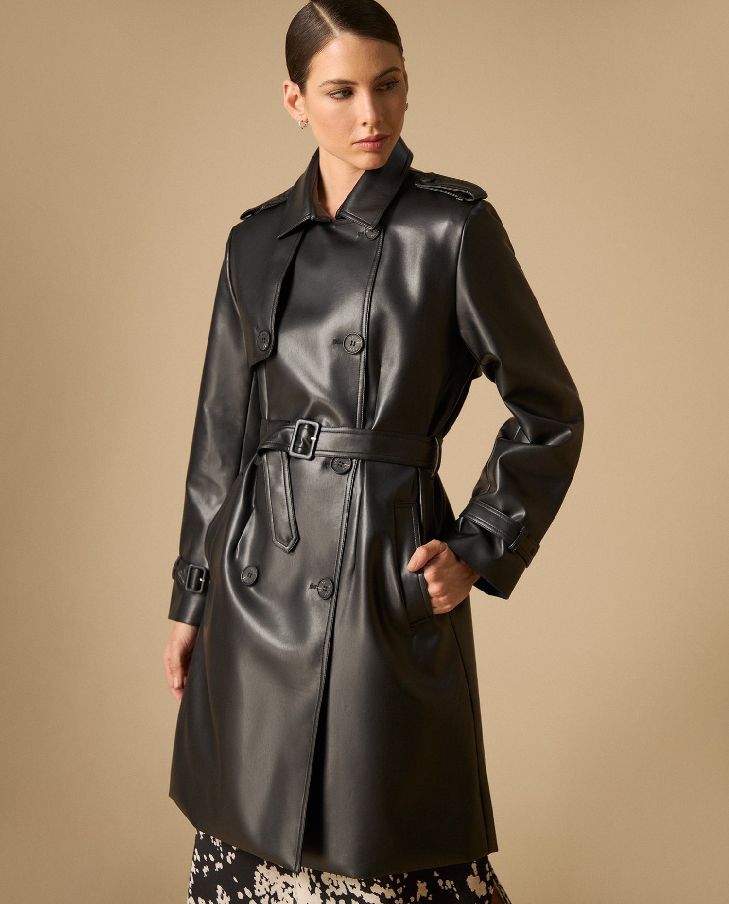 Trench con cinturón acabado tipo cuero - Negro