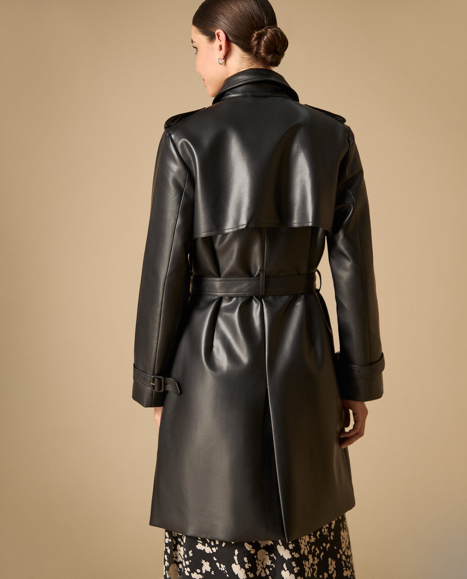 Trench con cinturón acabado tipo cuero - Negro