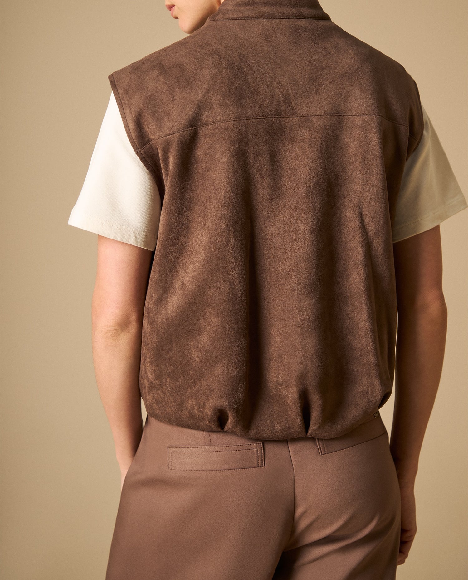 Chaleco con cierre frontal y cuello con broches - Café