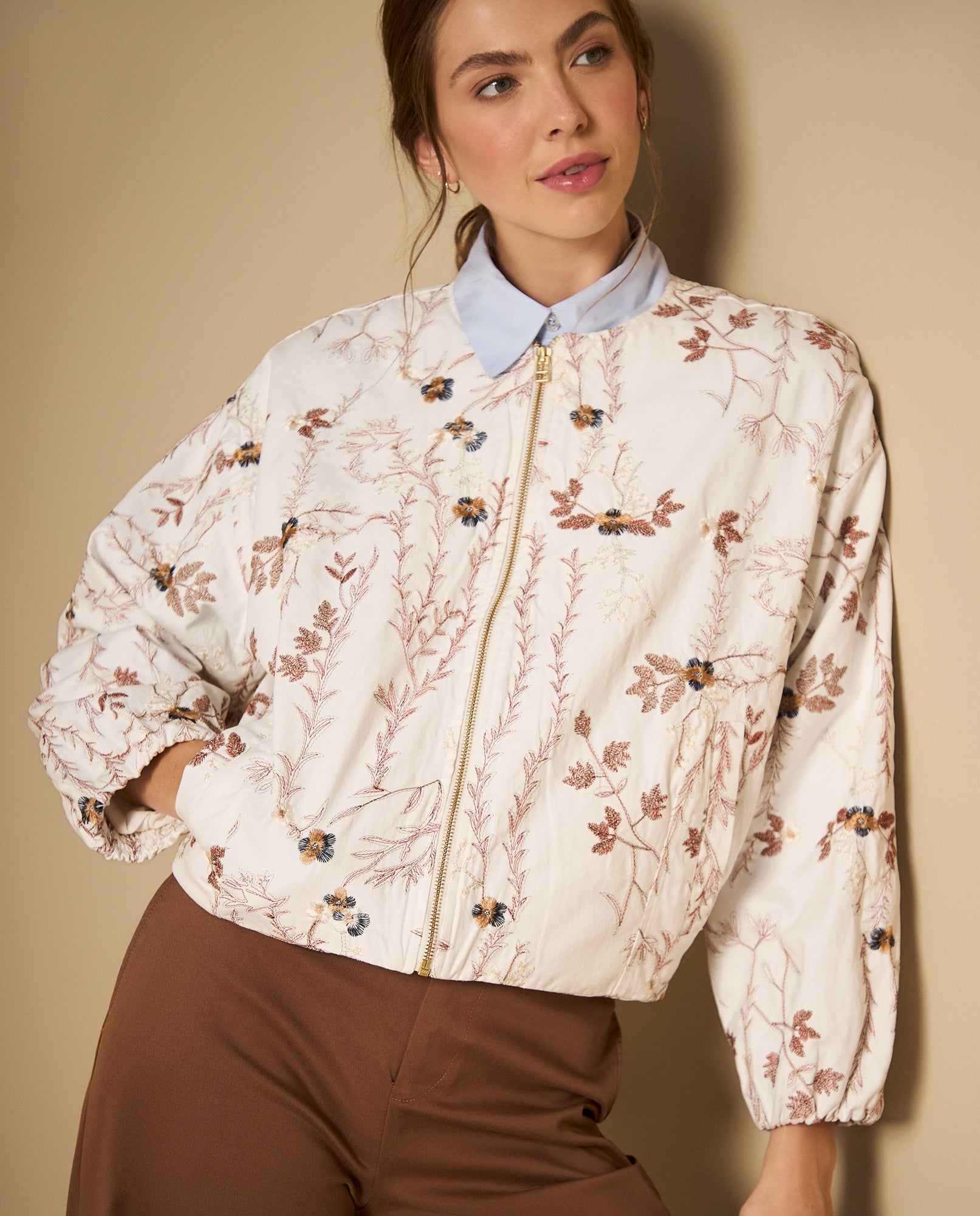 Chaqueta bomber bordada silueta relajada - Crudo 34_422H006_CRU110602_5
