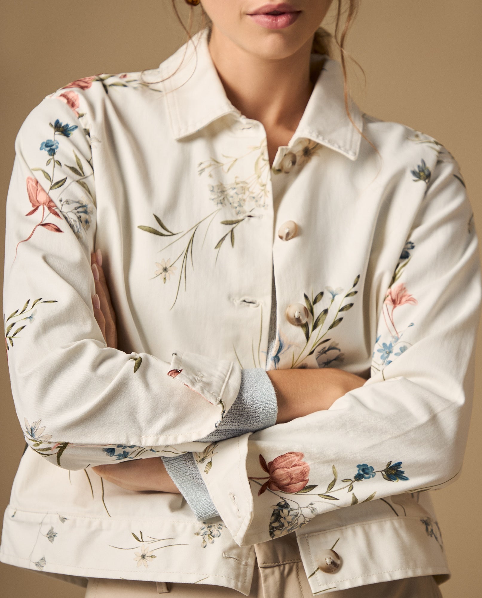 Chaqueta estampada floral con cierre de botones - Crudo 34_422H008_CRU110602_0