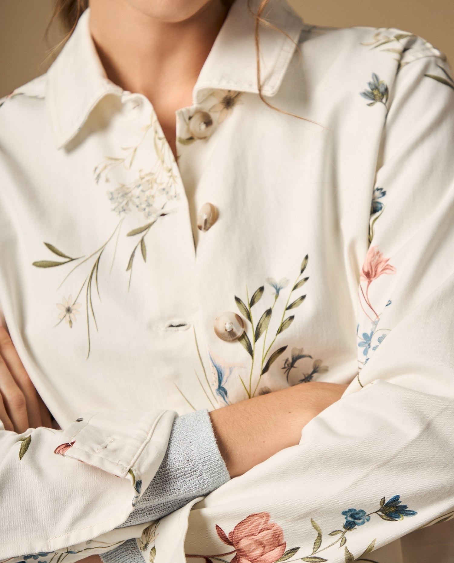 Chaqueta estampada floral con cierre de botones - Crudo