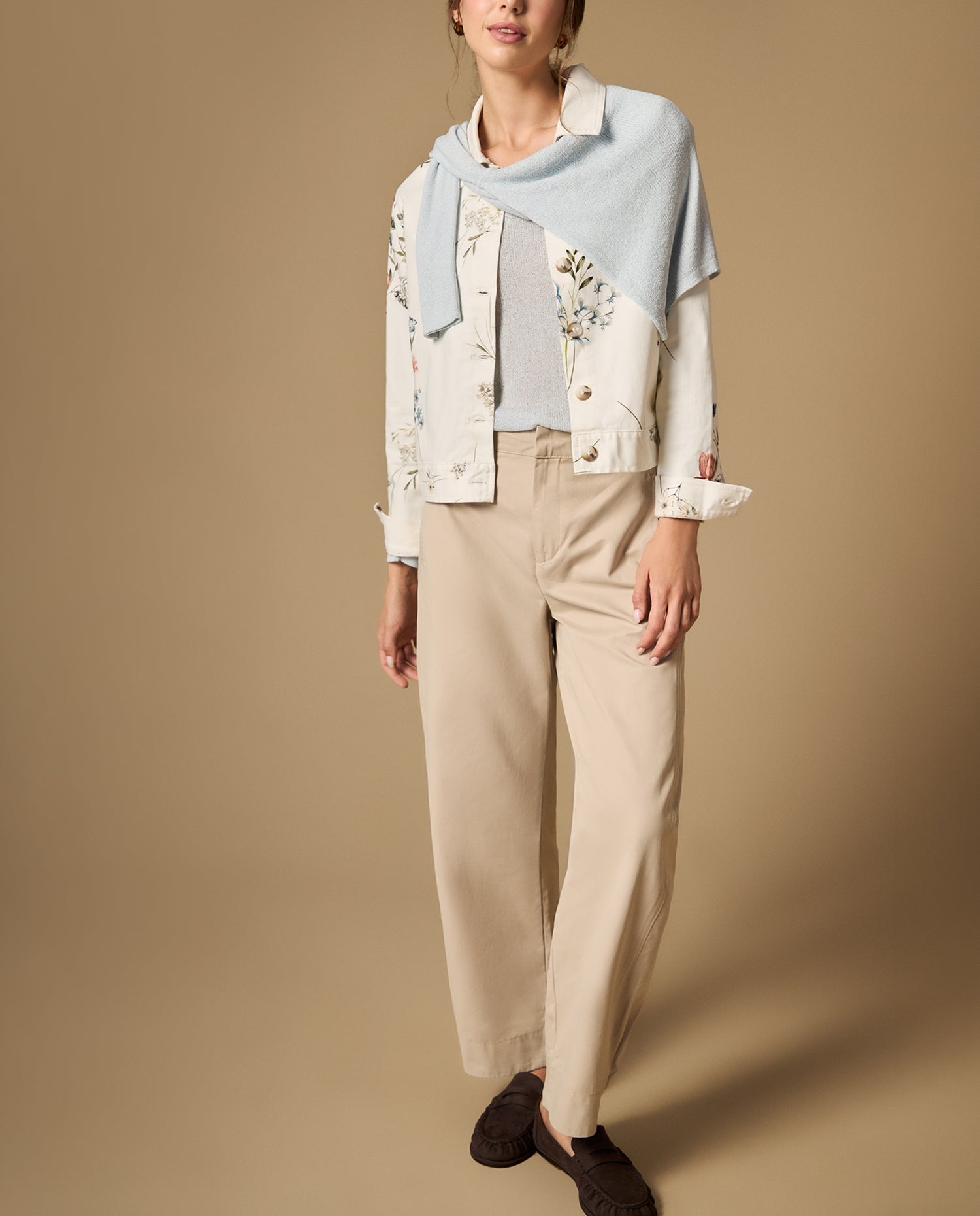 Chaqueta estampada floral con cierre de botones - Crudo