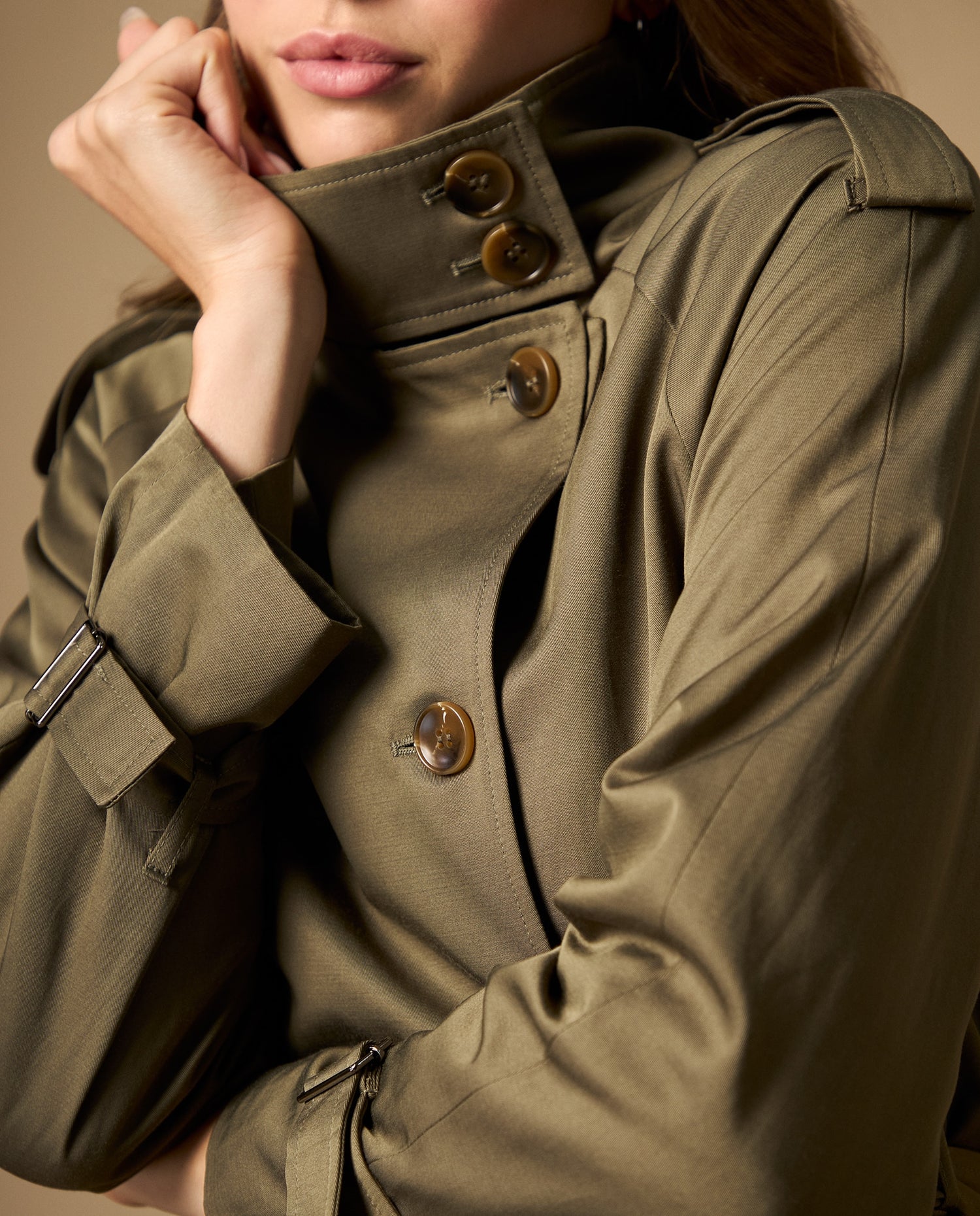 Trench corto con cierre cruzado y hebillas en manga - Verde