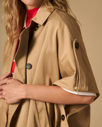 Capa estilo trench con solapas y botones de contraste - Café