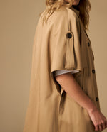 Capa estilo trench con solapas y botones de contraste - Café