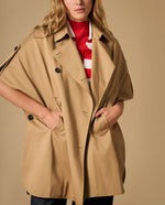 Capa estilo trench con solapas y botones de contraste - Café