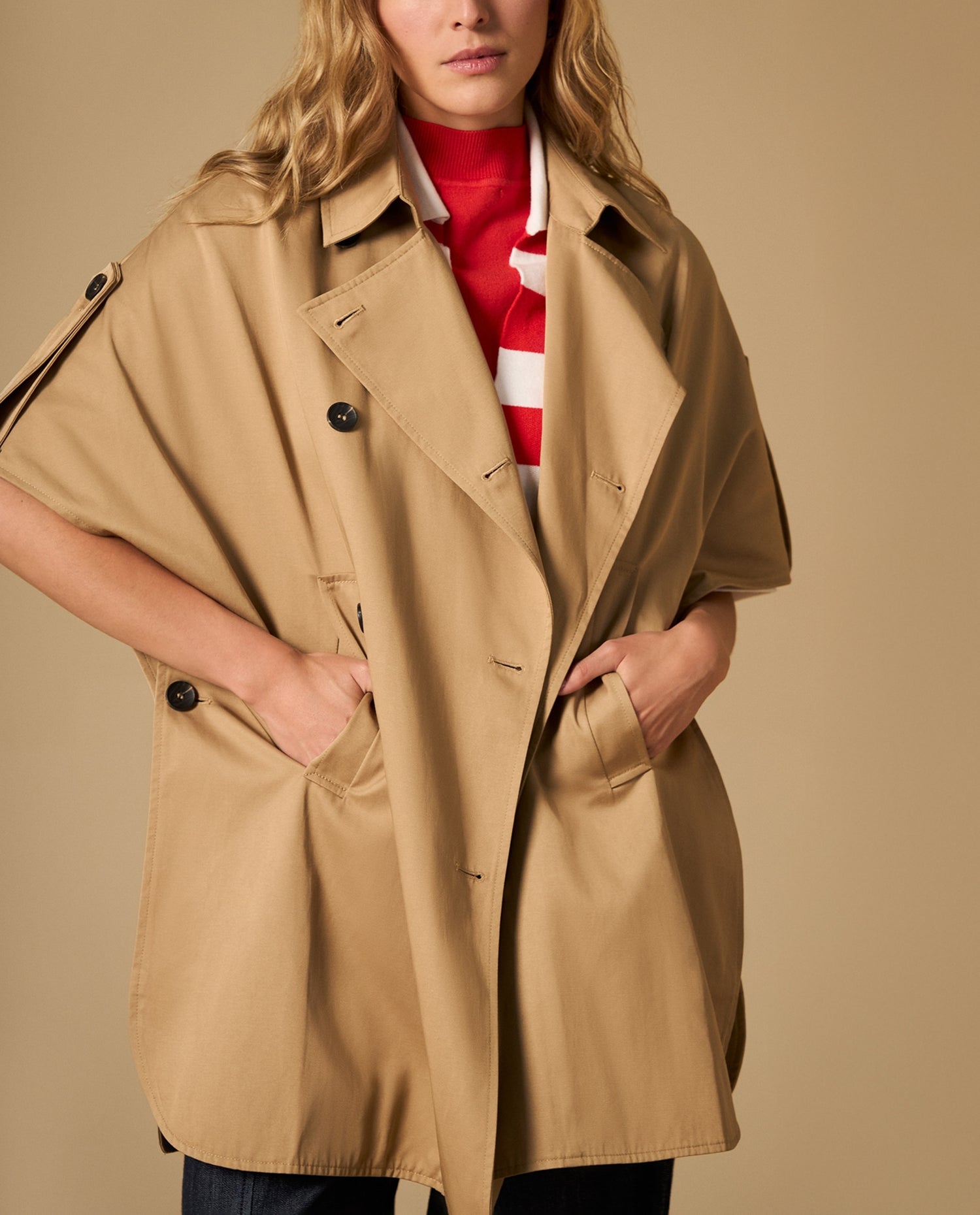Capa estilo trench con solapas y botones de contraste - Café