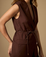 Chaleco con solapa y cinturón estilo trench - Café