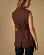 Chaleco con solapa y cinturón estilo trench - Café