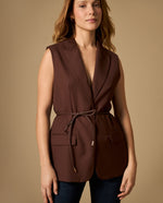 Chaleco con solapa y cinturón estilo trench - Café