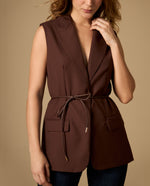 Chaleco con solapa y cinturón estilo trench - Café