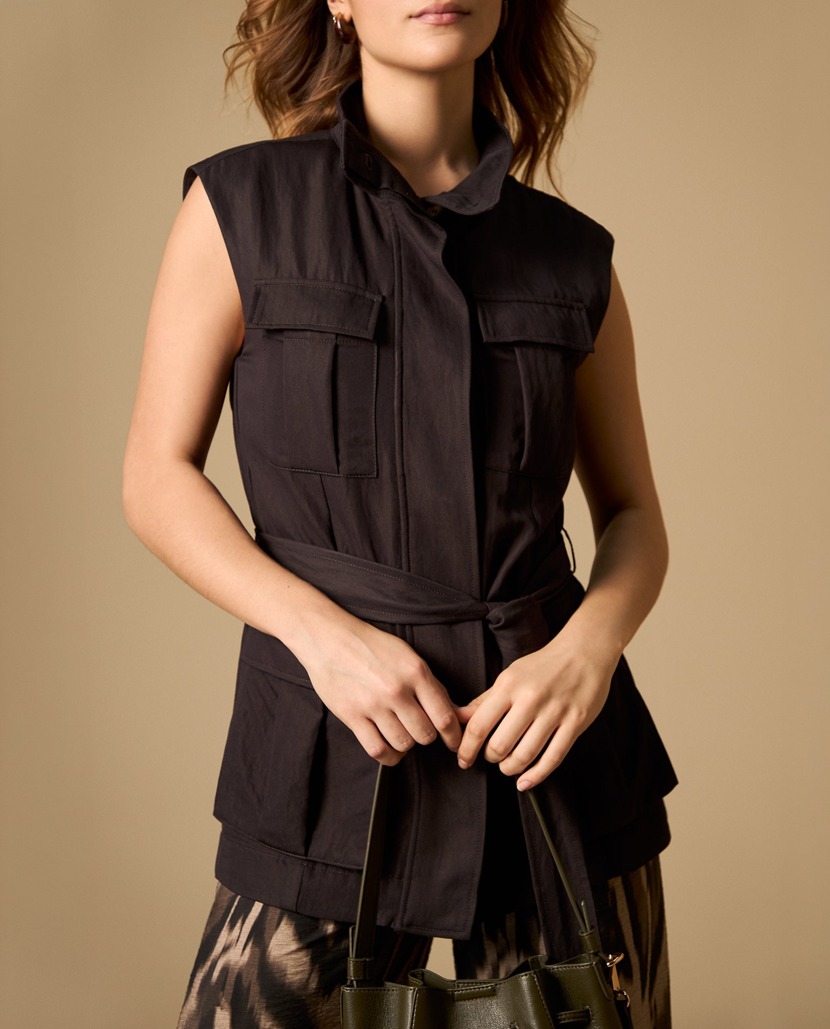 Chaleco tipo trench con bolsillos y cinturón - Gris 34_422H204_GRI164400_0
