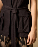 Chaleco tipo trench con bolsillos y cinturón - Gris