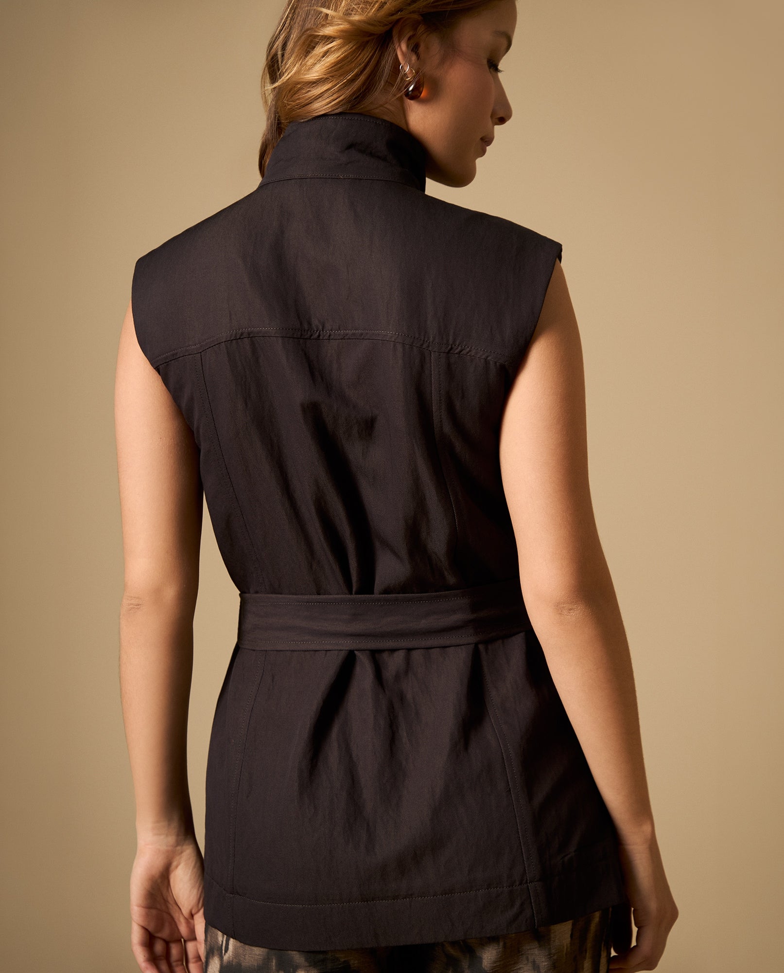 Chaleco tipo trench con bolsillos y cinturón - Gris 34_422H204_GRI164400_5