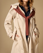 Trench con cinturón y detalle en puños - Crudo