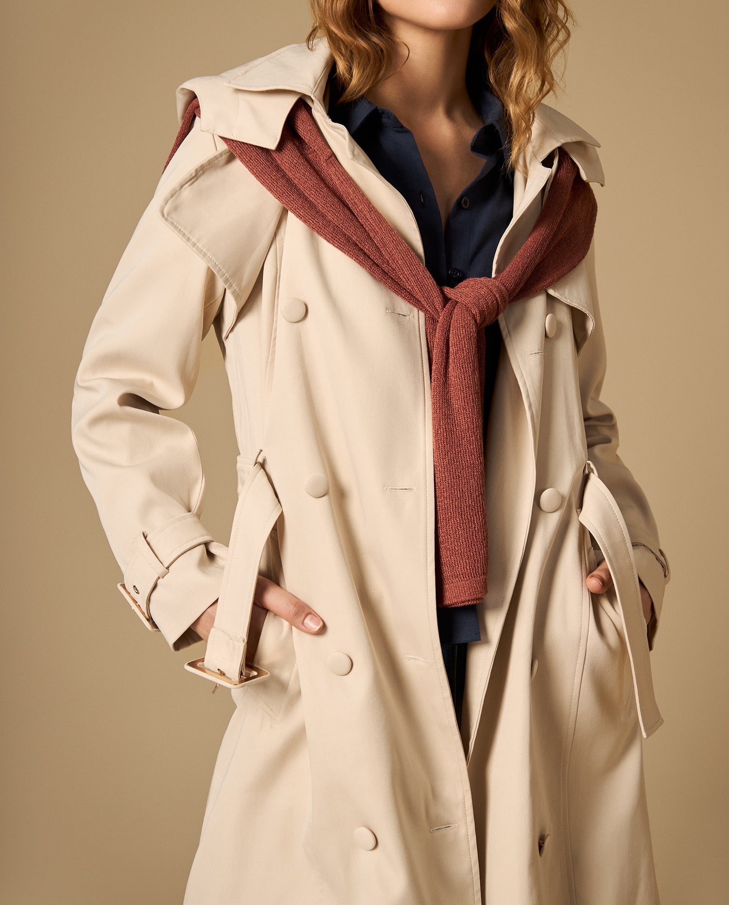 Trench con cinturón y detalle en puños - Crudo