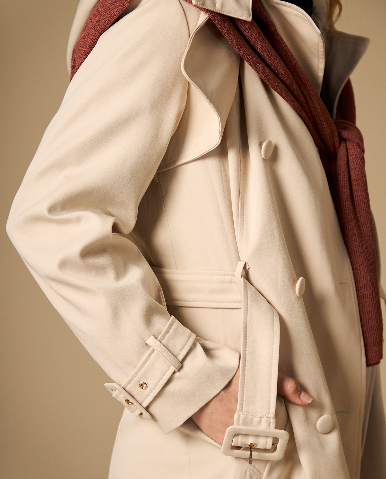 Trench con cinturón y detalle en puños - Crudo