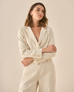 Chaqueta de largo pretinero con cuello de solapa y hombreras para mujer - Crudo