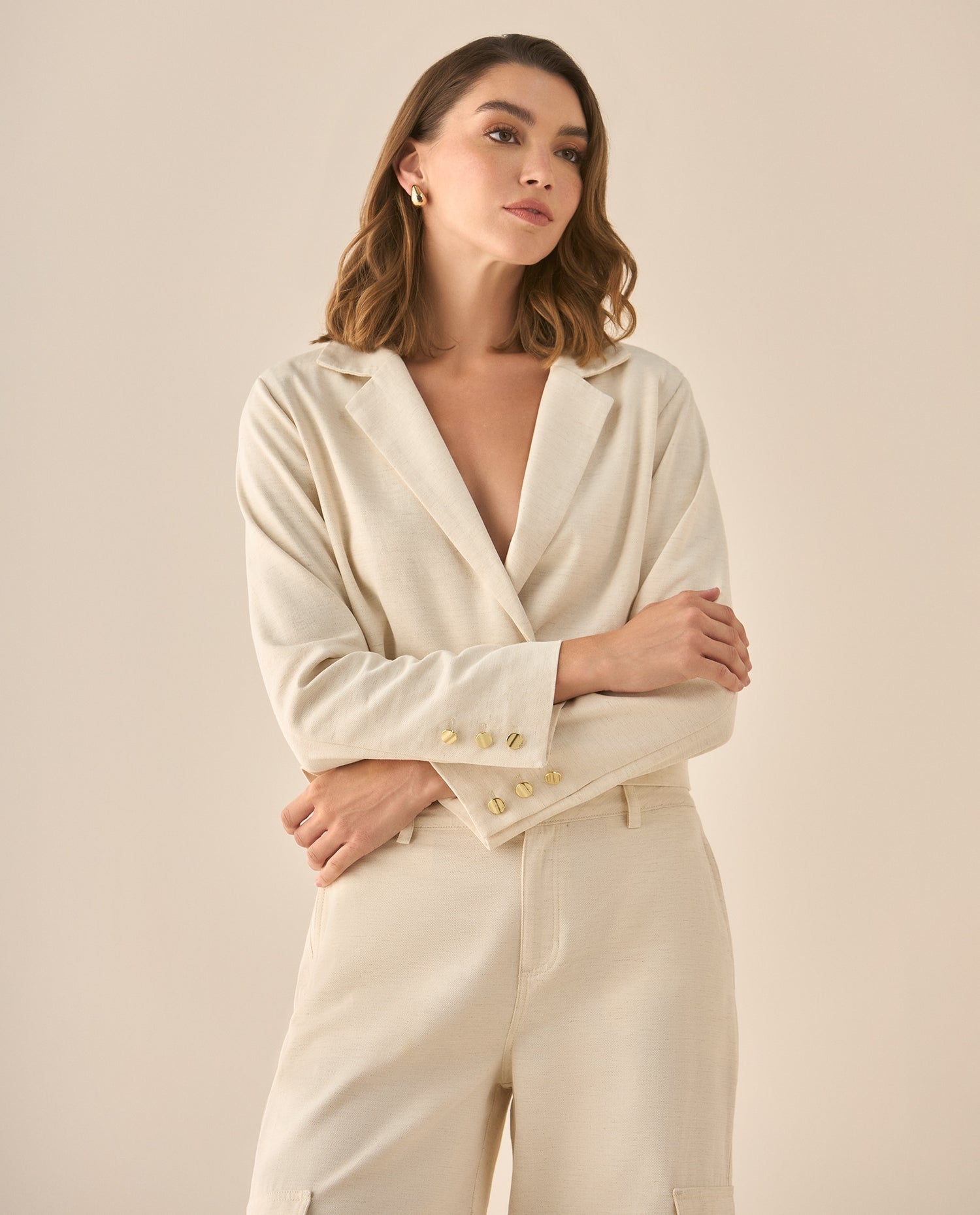 Chaqueta de largo pretinero con cuello de solapa y hombreras para mujer - Crudo