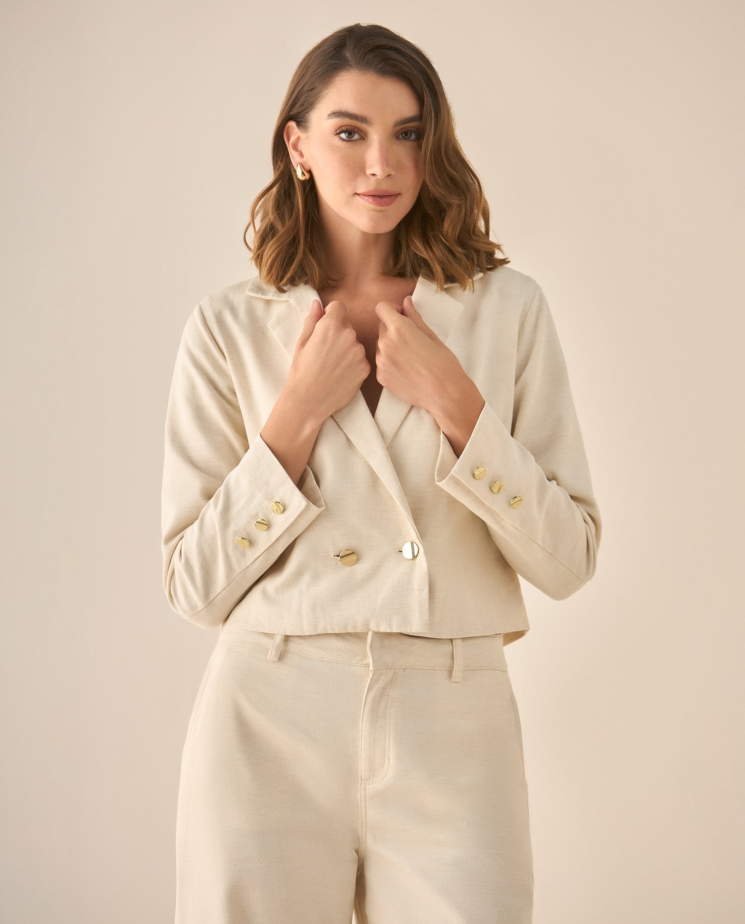 Chaqueta de largo pretinero con cuello de solapa y hombreras para mujer - Crudo
