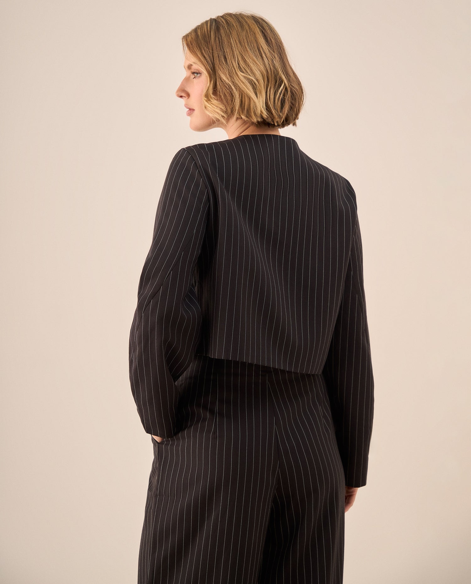 Blazer Negro con Rayas y Botones Dorados - Negro