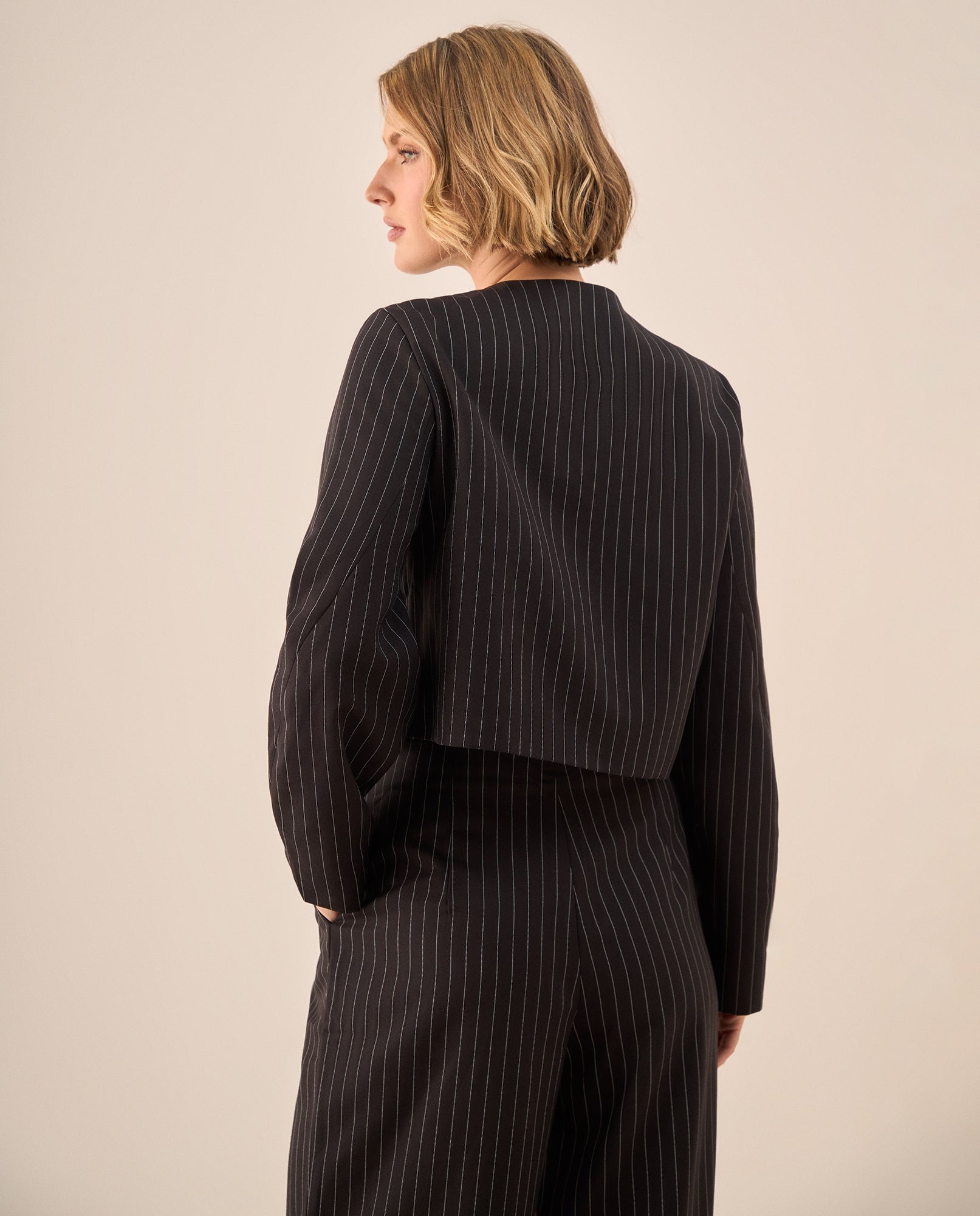 Blazer Negro con Rayas y Botones Dorados - Negro 34_429G216_NEG194218_4