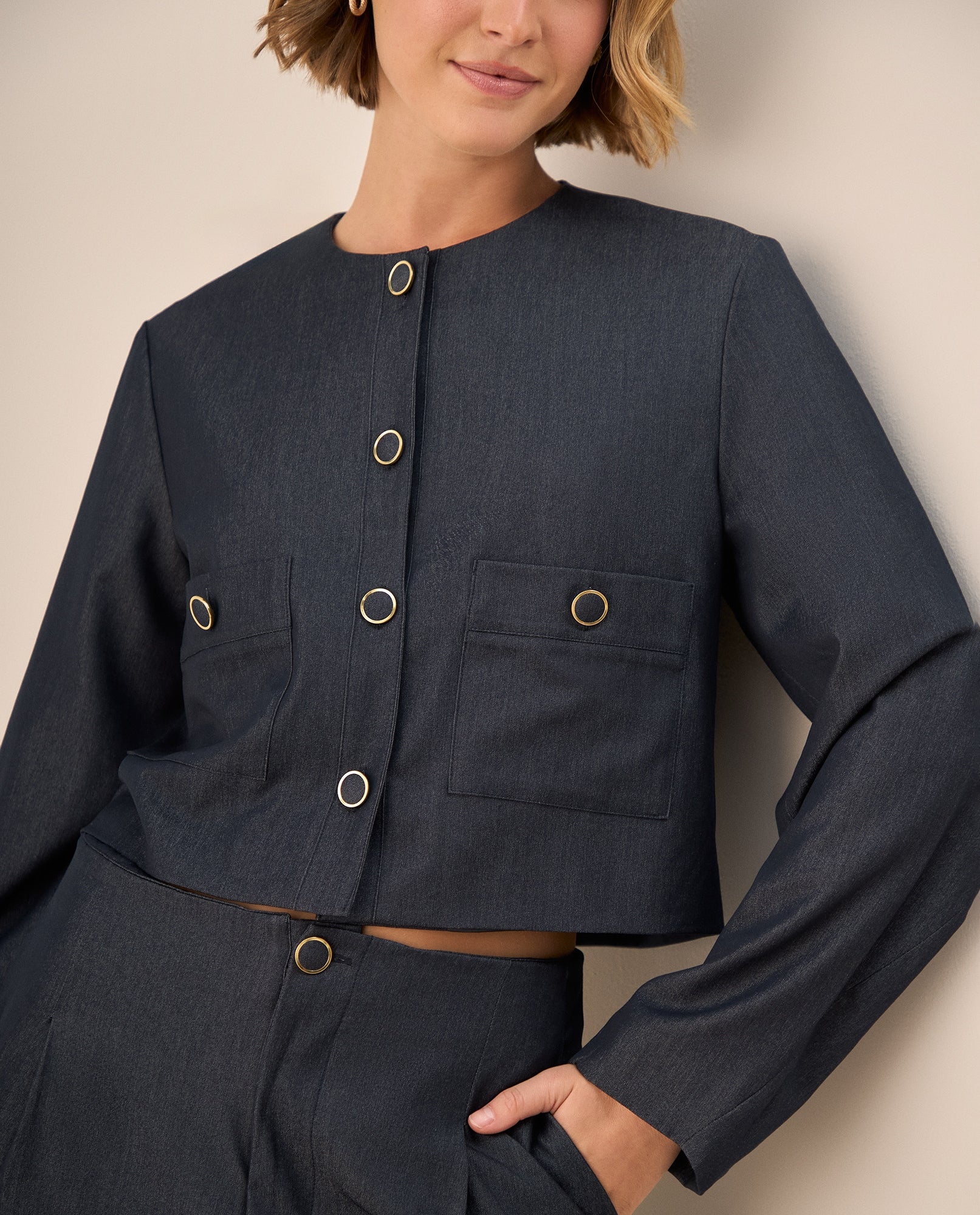 Chaqueta Cropped con Detalles Dorados - Azul 34_429G218_AZU184432_3