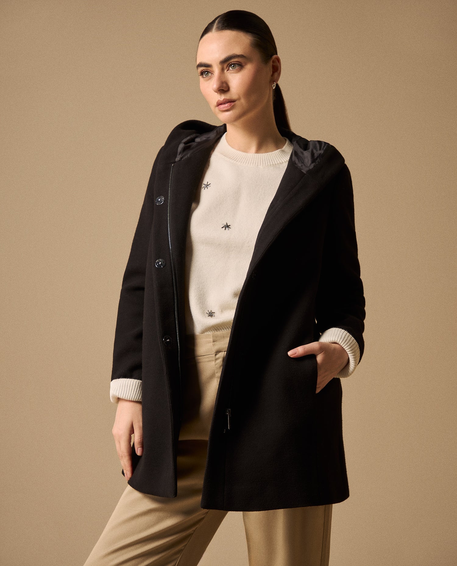 Abrigo Negro con Capucha y Detalles Metálicos - Negro