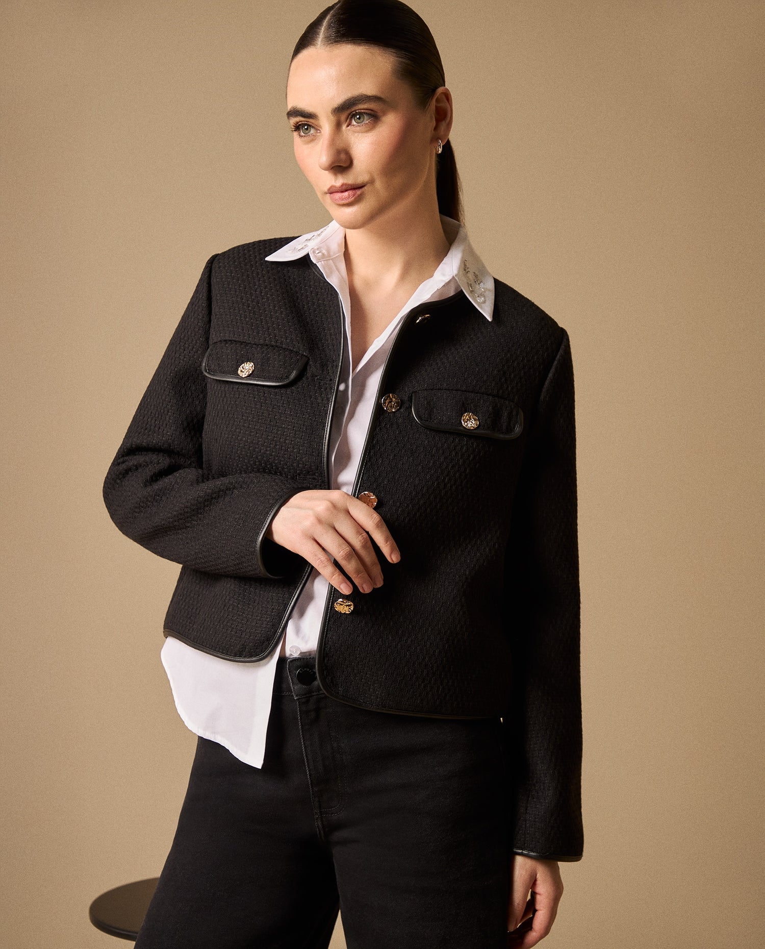 Blazer Negro con Textura Bouclé y Botones Dorados - Negro