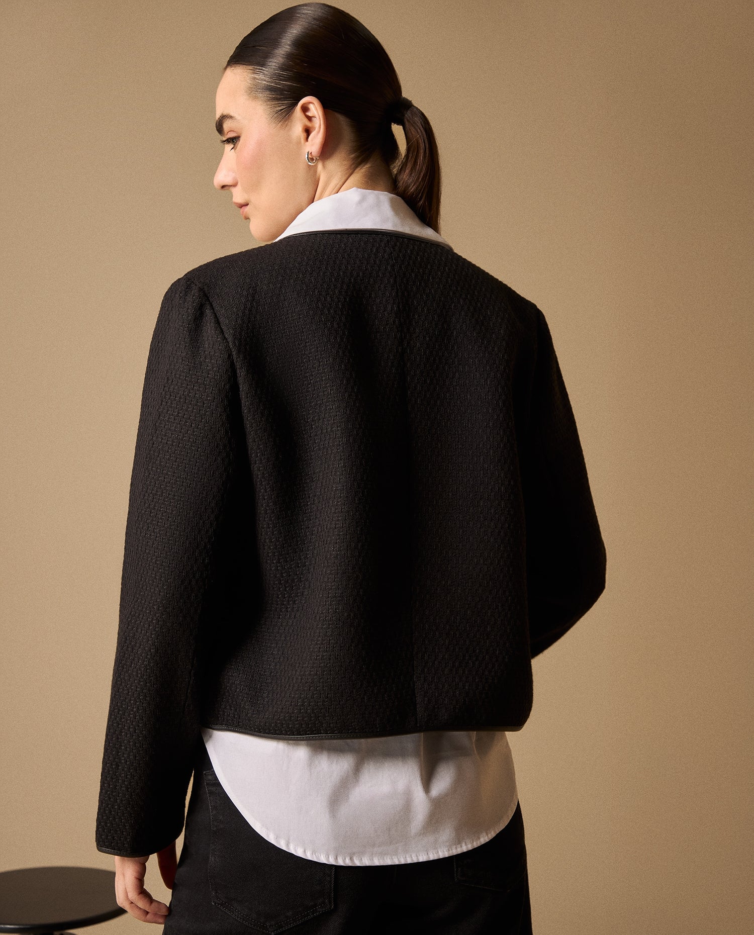 Blazer Negro con Textura Bouclé y Botones Dorados - Negro