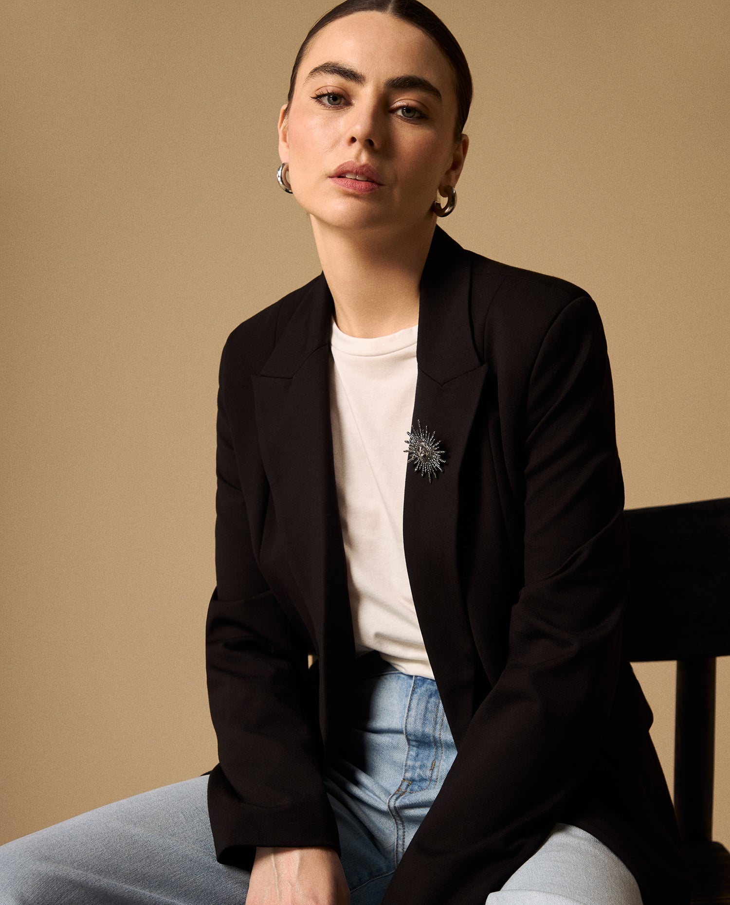 Blazer Negro con Broche Solar Decorativo - Negro