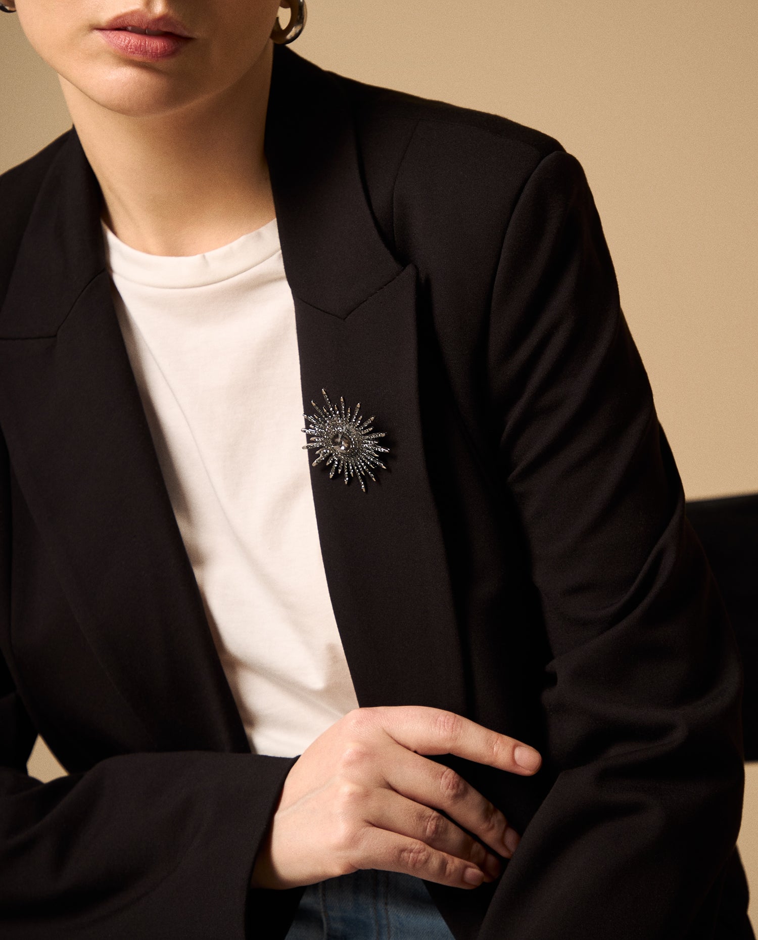 Blazer Negro con Broche Solar Decorativo - Negro