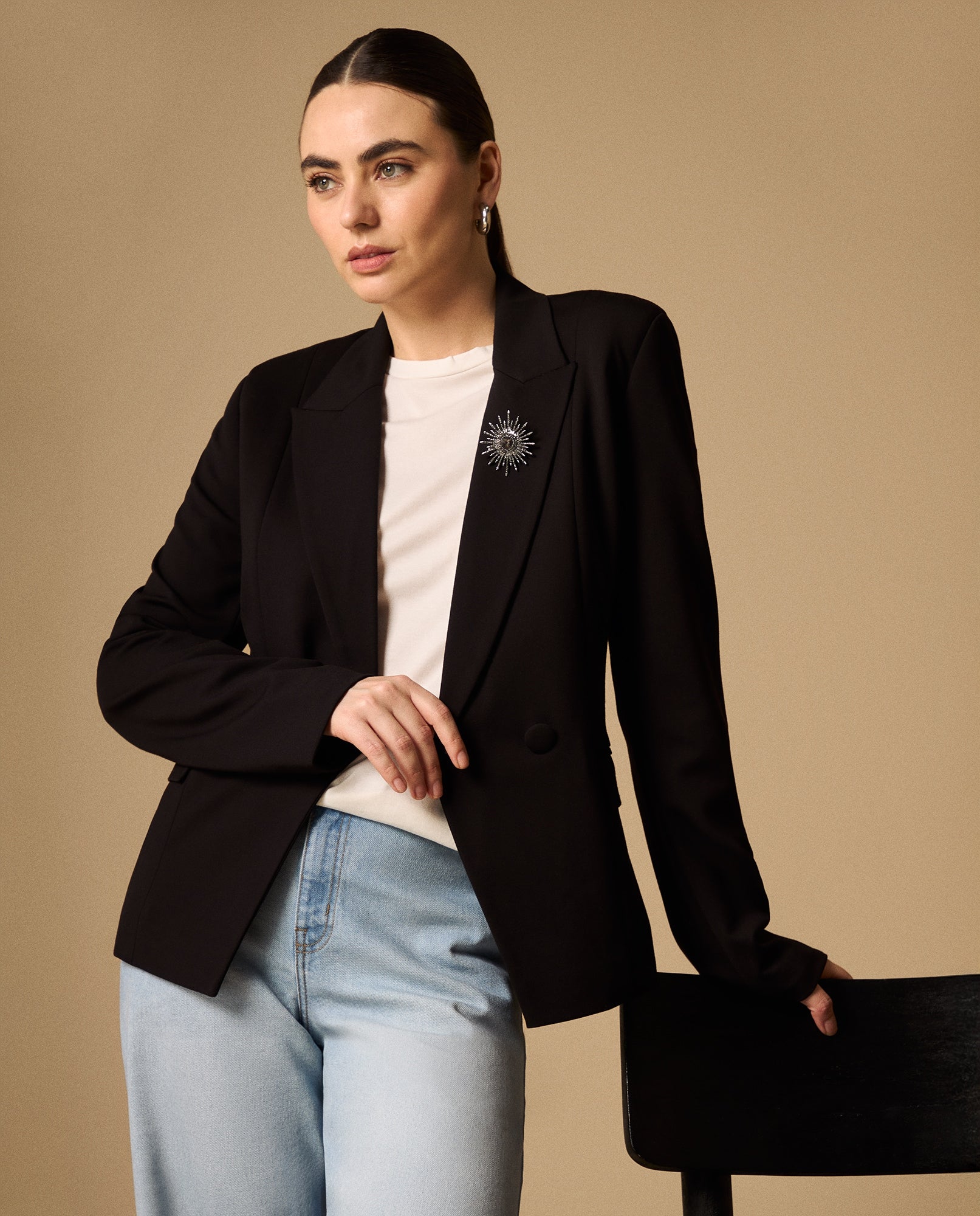 Blazer Negro con Broche Solar Decorativo - Negro 34_429G223_NEG190303_4