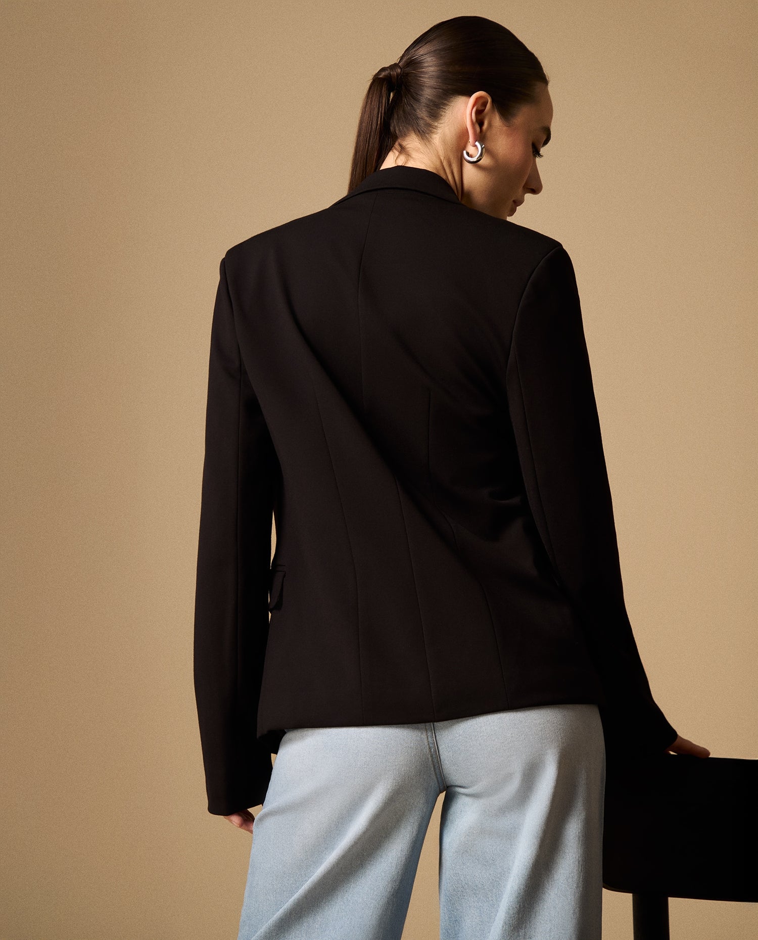 Blazer Negro con Broche Solar Decorativo - Negro