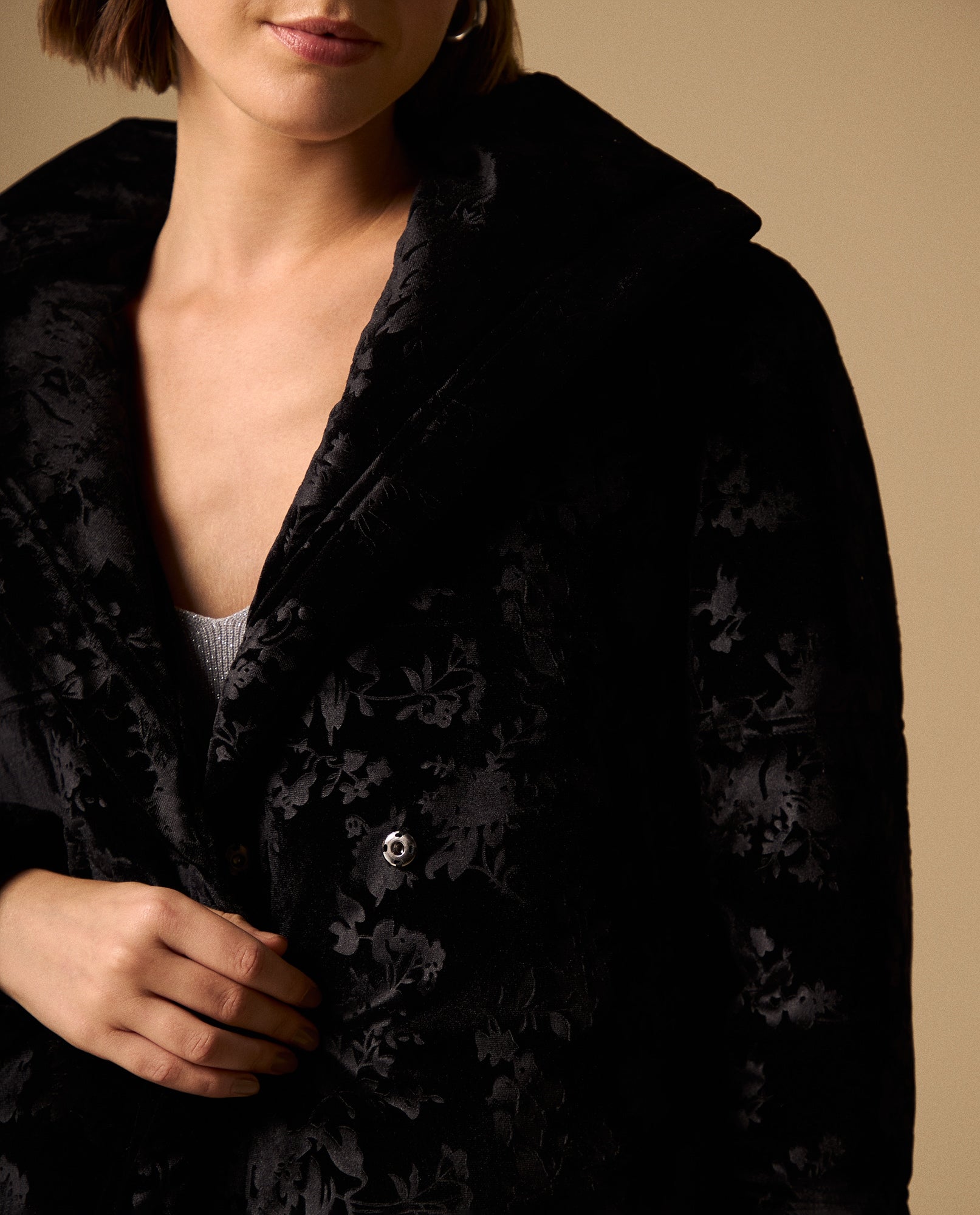 Chaqueta Acolchada Floral con Capucha Negro - Negro 34_429G226_NEG190303_4