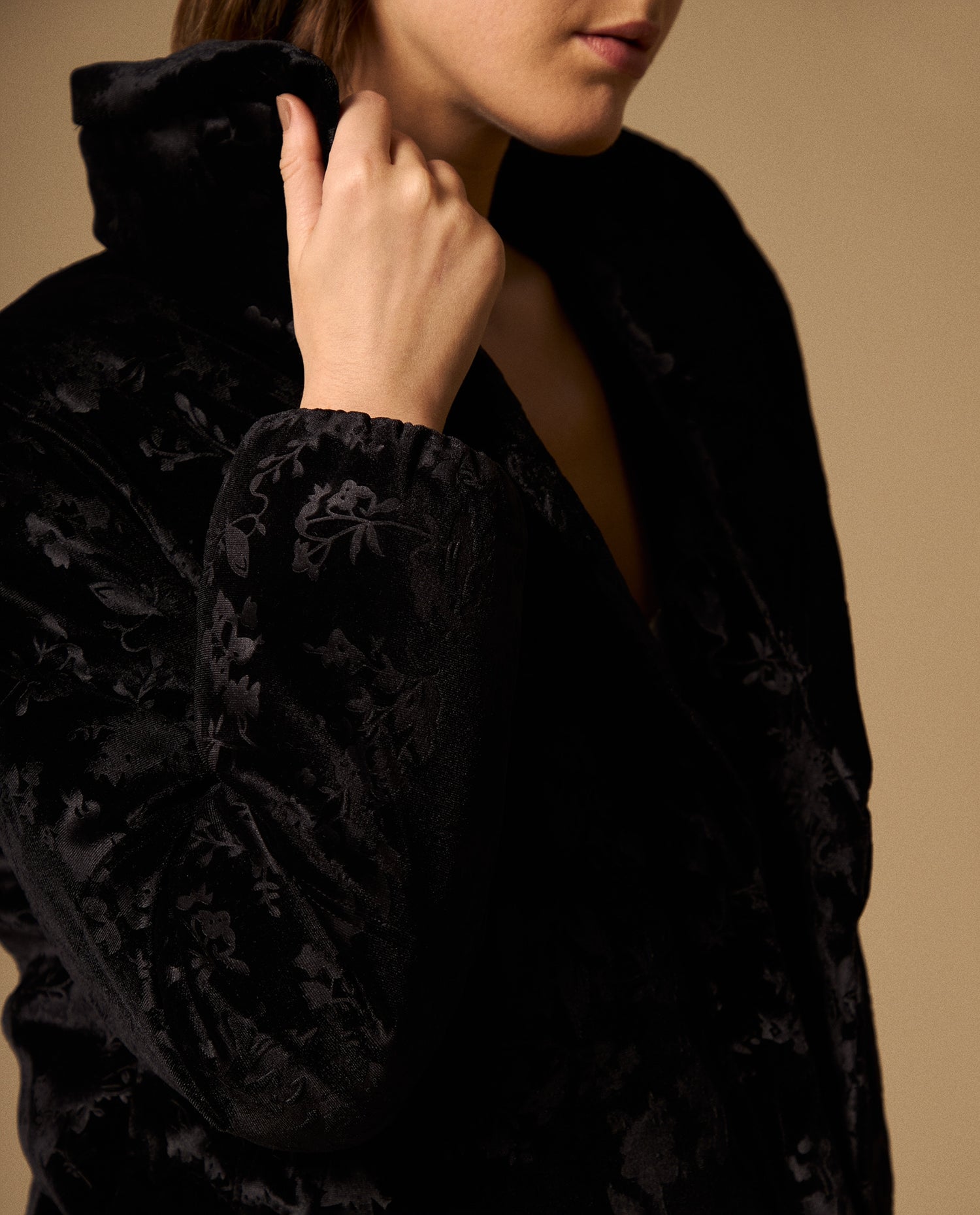 Chaqueta Acolchada Floral con Capucha Negro - Negro