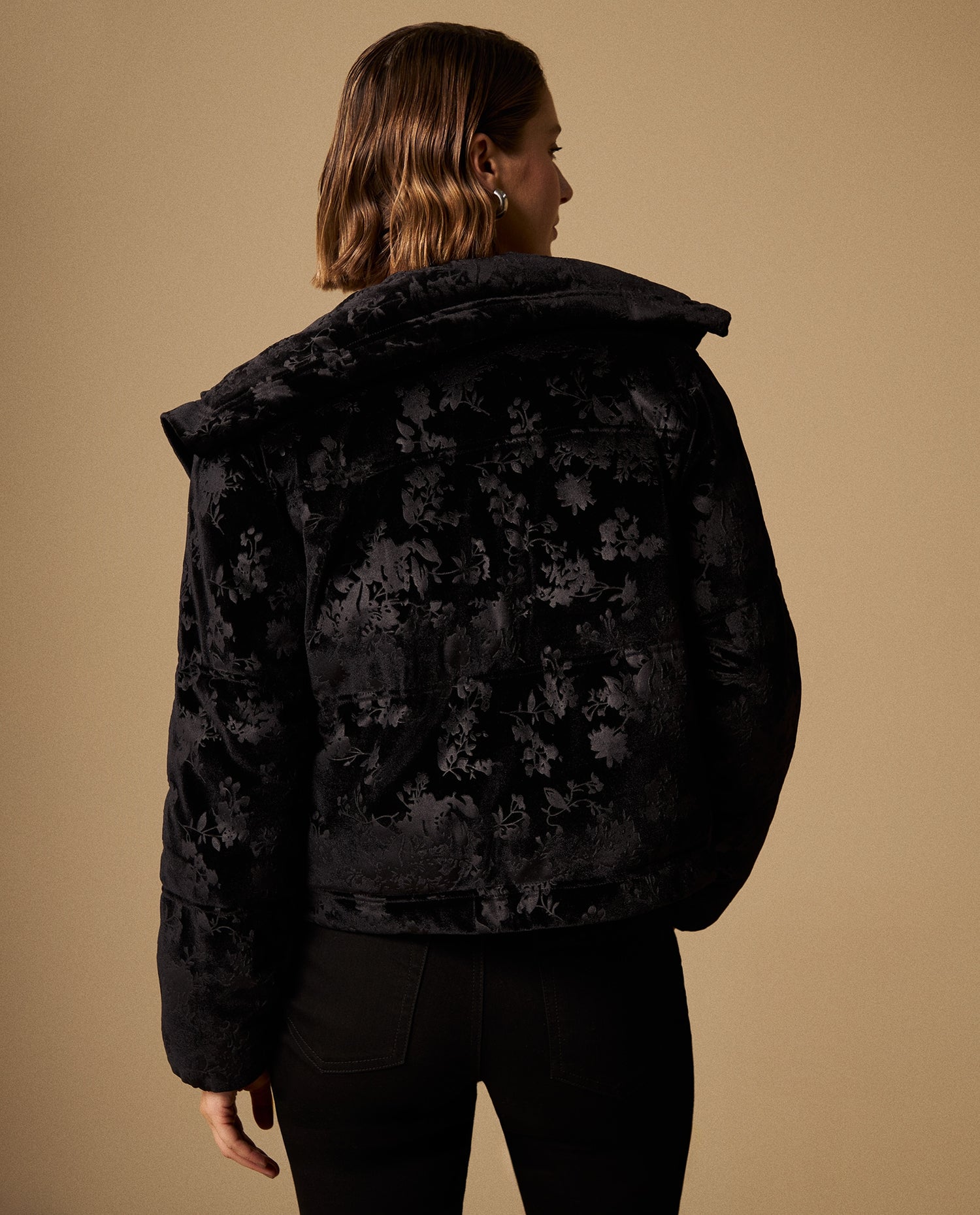 Chaqueta Acolchada Floral con Capucha Negro - Negro