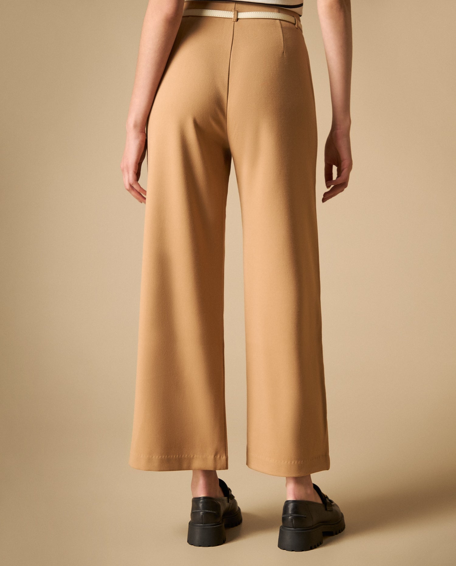 Pantalón largo con pinzas frontales silueta recta - Café