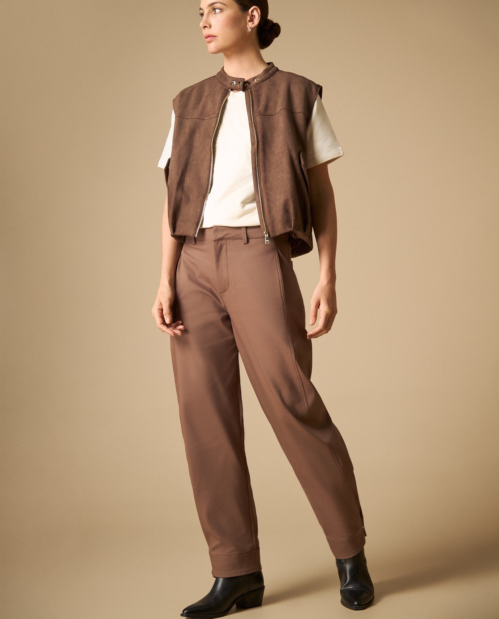 Pantalón cargo con bolsillos laterales y ruedo doblado - Café 34_431H004_CAF181304_0