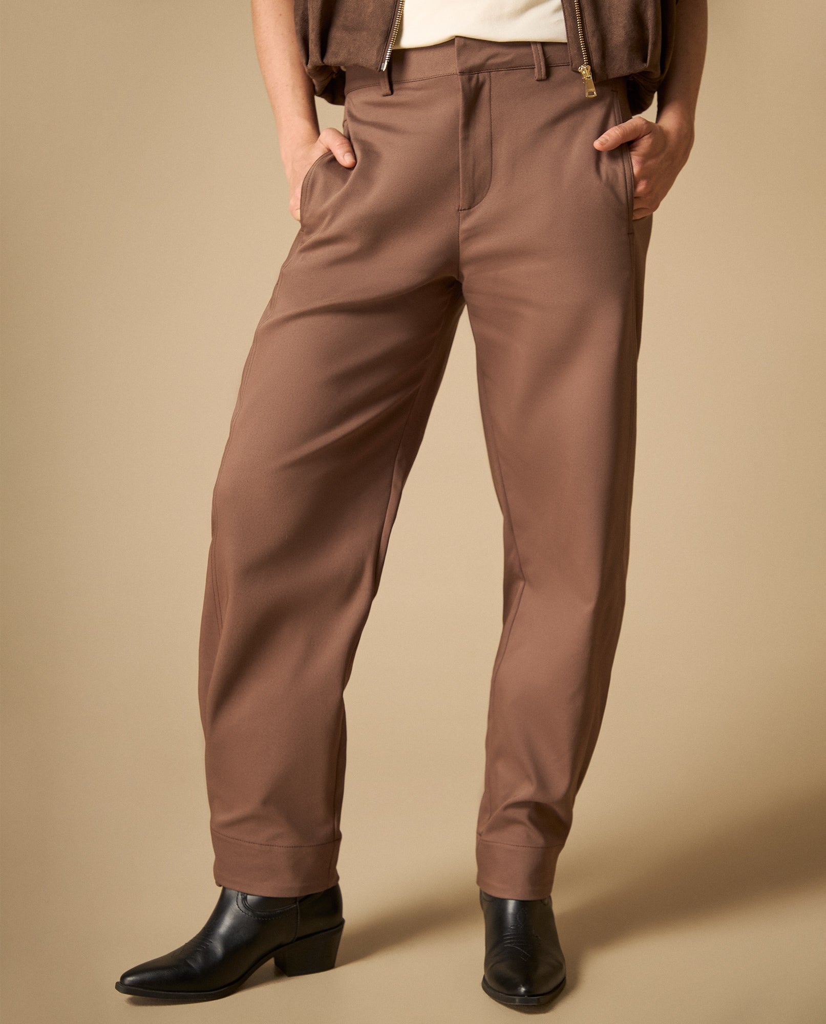 Pantalón cargo con bolsillos laterales y ruedo doblado - Café 34_431H004_CAF181304_3