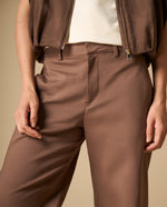 Pantalón cargo con bolsillos laterales y ruedo doblado - Café