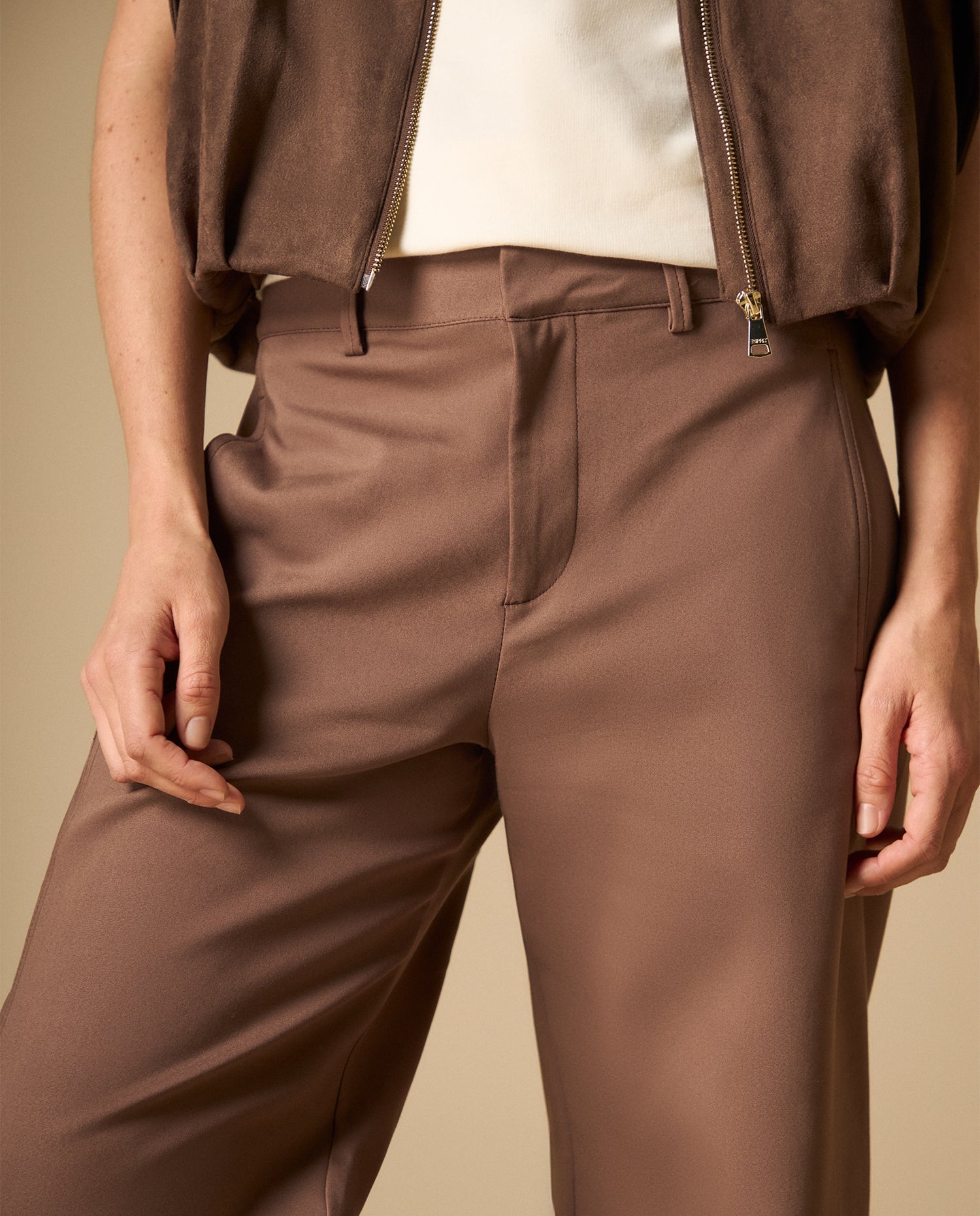 Pantalón cargo con bolsillos laterales y ruedo doblado - Café