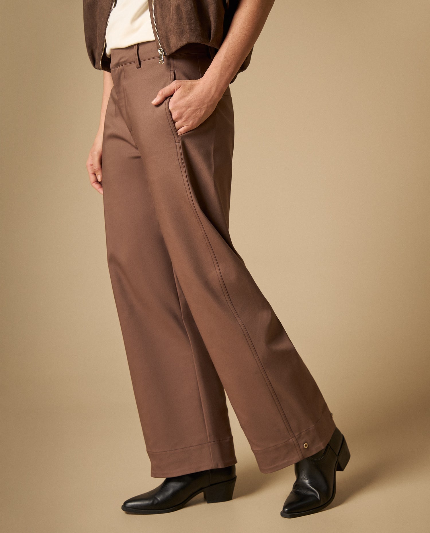 Pantalón cargo con bolsillos laterales y ruedo doblado - Café