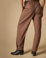 Pantalón cargo con bolsillos laterales y ruedo doblado - Café