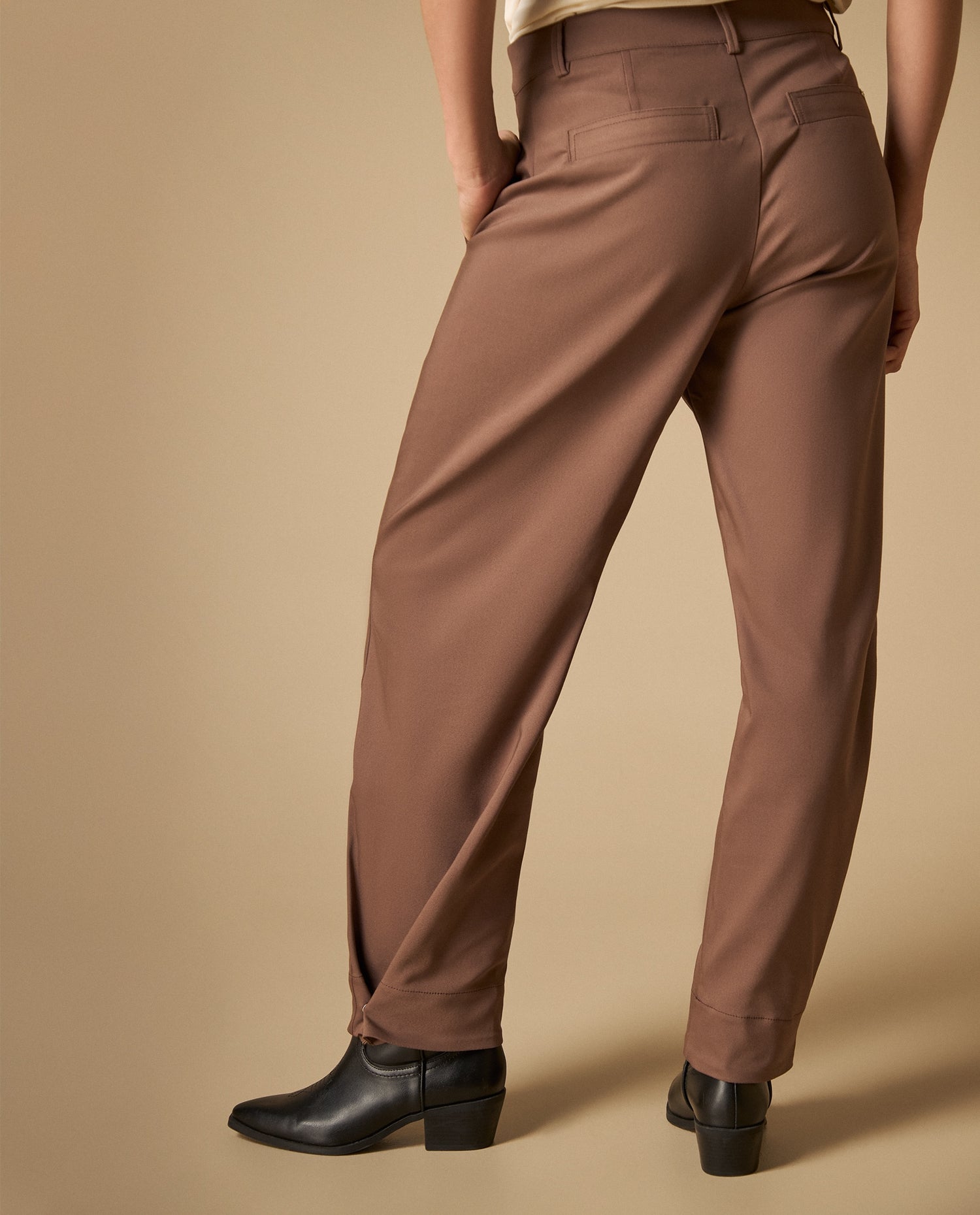 Pantalón cargo con bolsillos laterales y ruedo doblado - Café