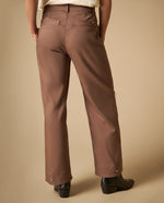 Pantalón cargo con bolsillos laterales y ruedo doblado - Café