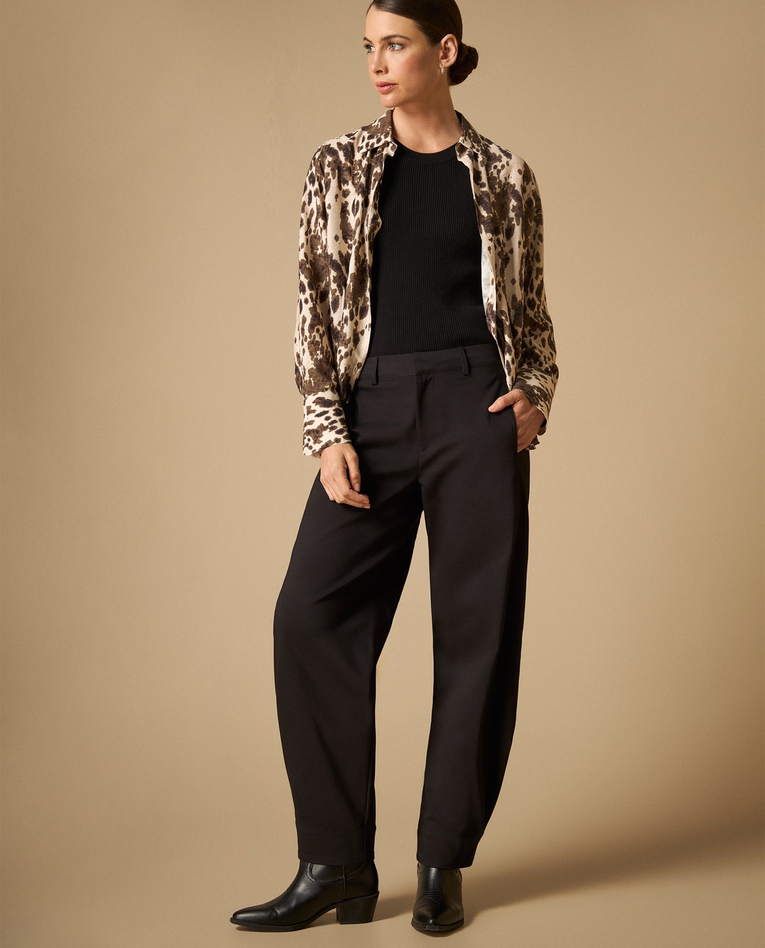 Pantalón cargo con bolsillos laterales y ruedo doblado - Negro